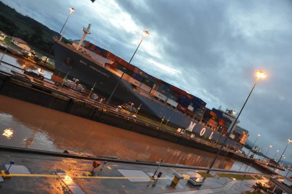 Cargueiro carregado de conteineres atravessa eclusa do Canal do Panamá, ao lado da capital do país, a Cidade do Panamá